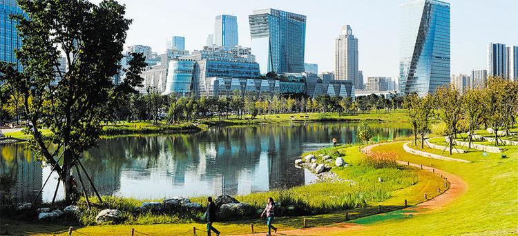 市民漫步公园城市 供图 成都市生态环境局提能级 "双碳"引领公园城市